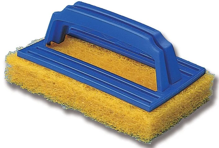 Cepillo para limpieza del casco